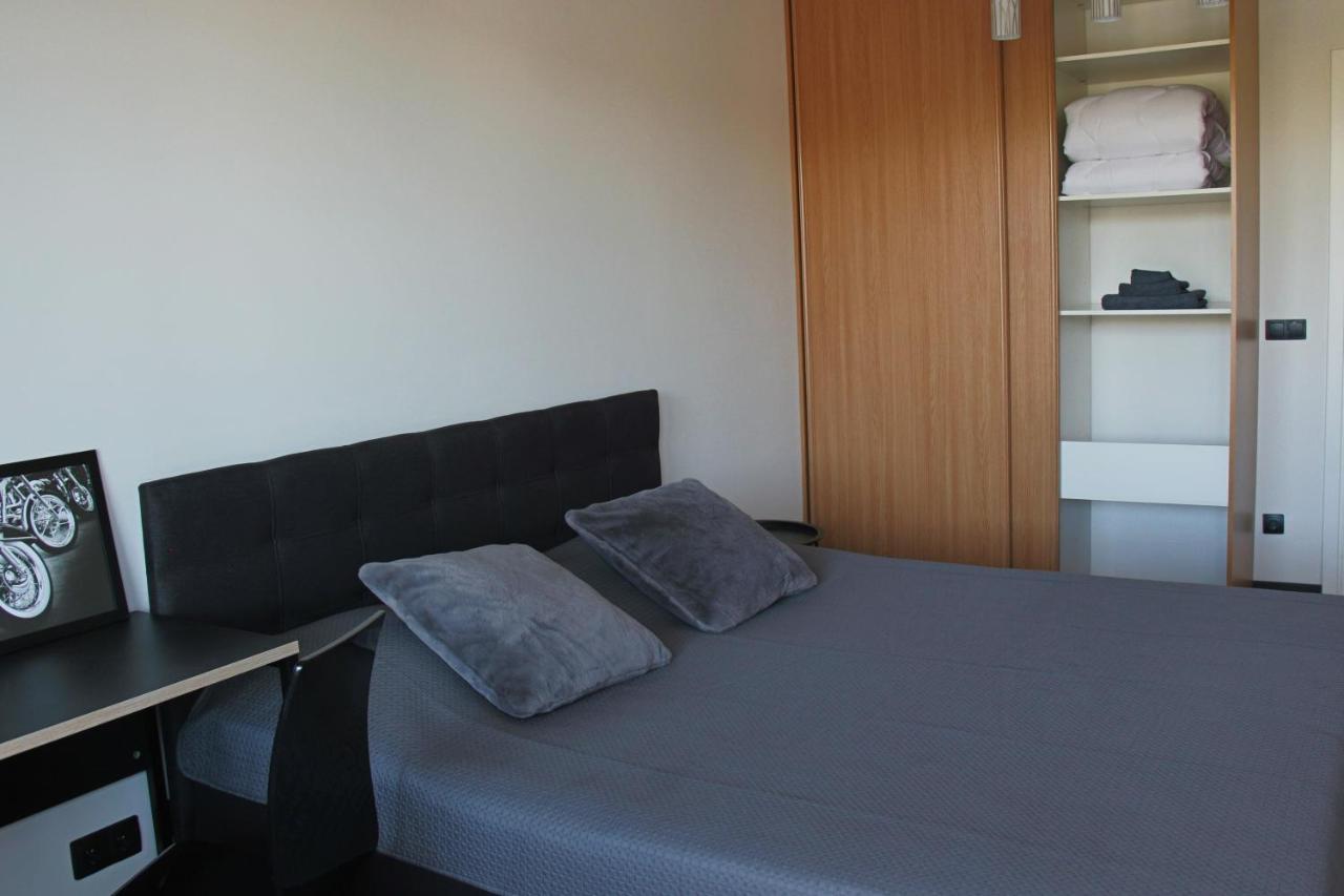 New Modern 4-Room Apartment With Big Balcony And Undeground Parking In Center Of タリン エクステリア 写真